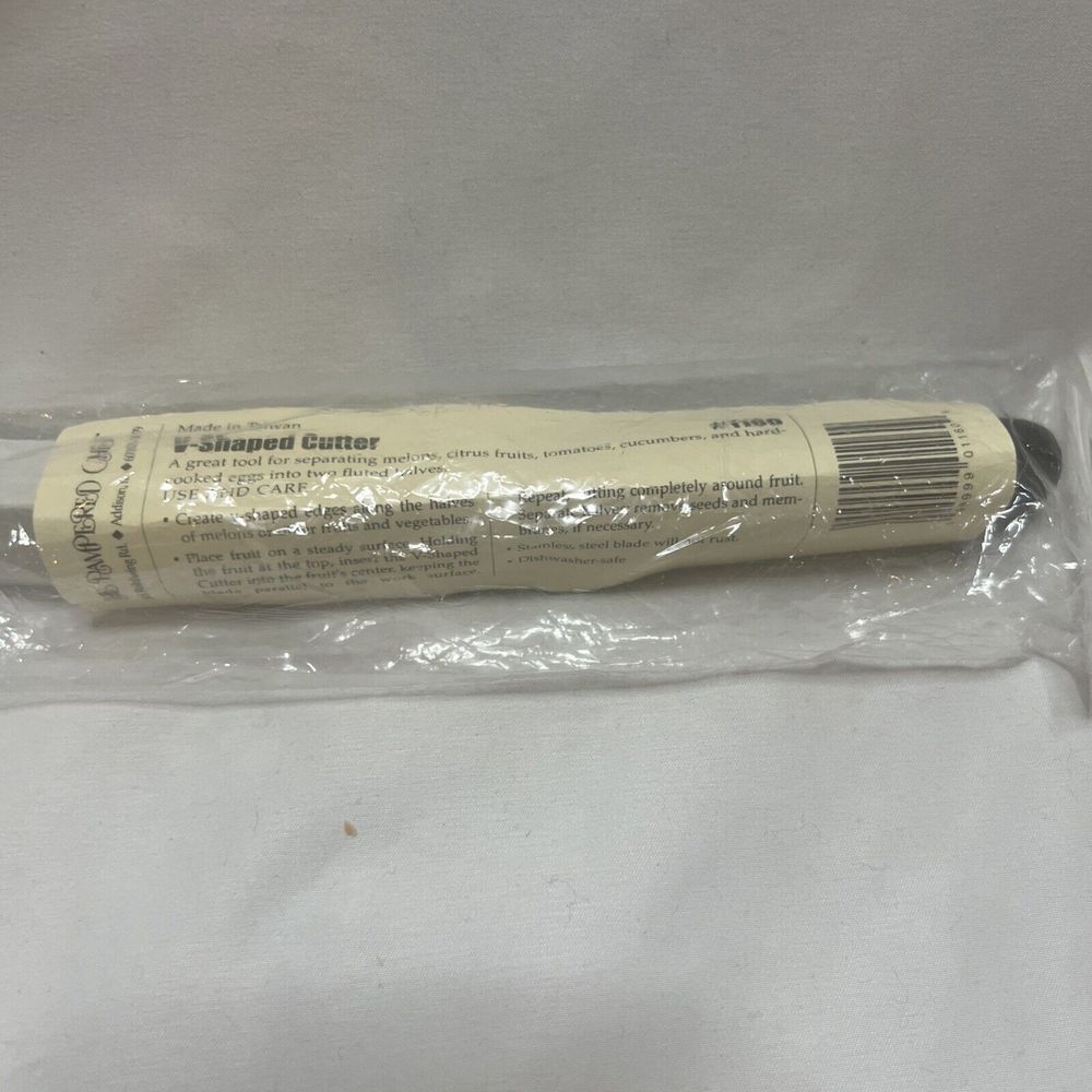 The Pampered Chef V-Shaped Cutter #1160 Vegetable Garnishing Tool Knife NEW NIP